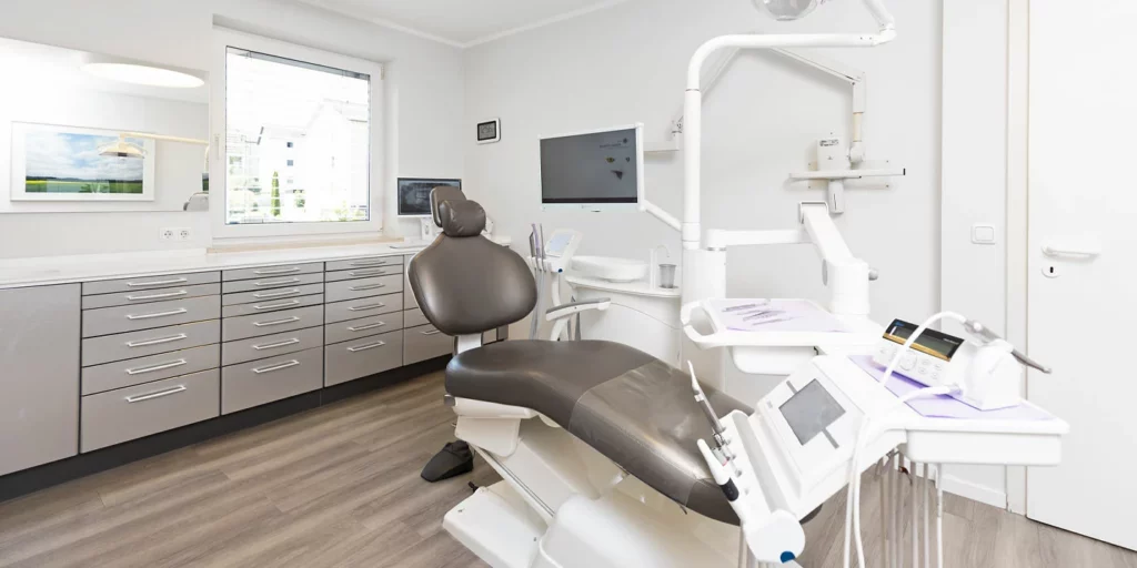 Behandlungszimmer-Zahnarzt-Hechendorf